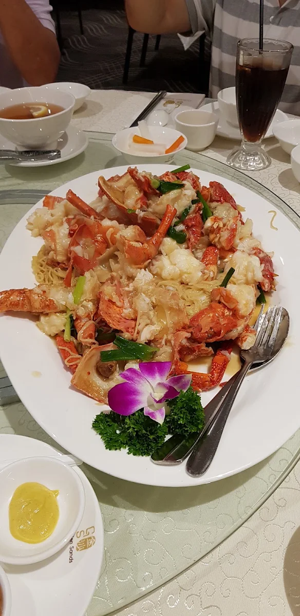 lobster with ginger shallots with noodles 姜葱龙虾伊面